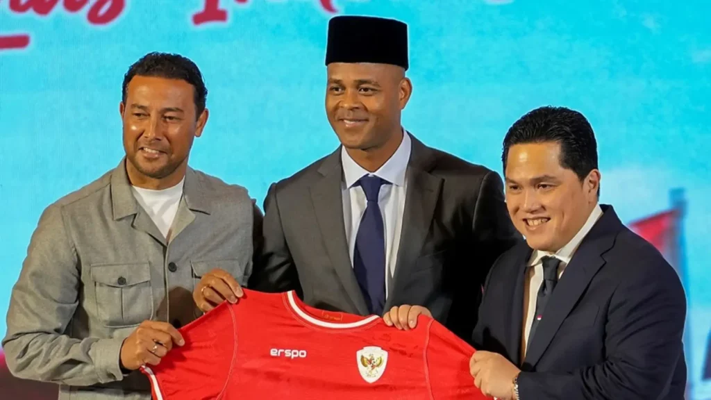 Komitmen Denny Landzaat untuk Timnas Indonesia di Tengah Tawaran Ajax Amsterdam